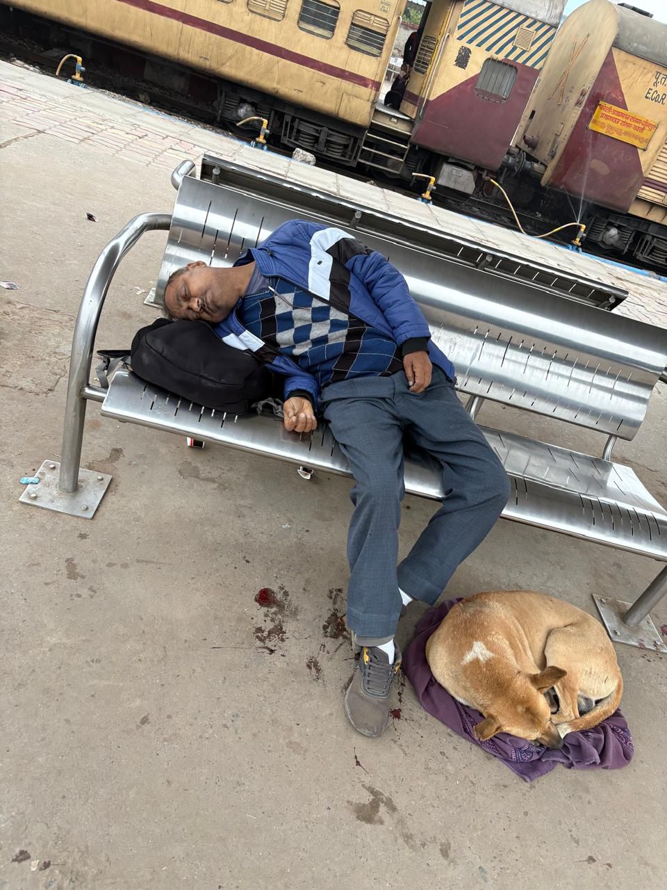 भीषण ठंड की चपेट में आकर मुसाफिर की मौत, सुल्तानपुर जंक्शन पर मानवता शर्मसार