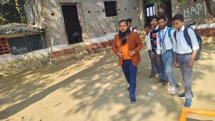 मलिहाबाद में डीएम के आदेशों की उड़ रही धज्जियां, निजी व सरकारी स्कूलों की मनमानी पर प्रशासन सख्त