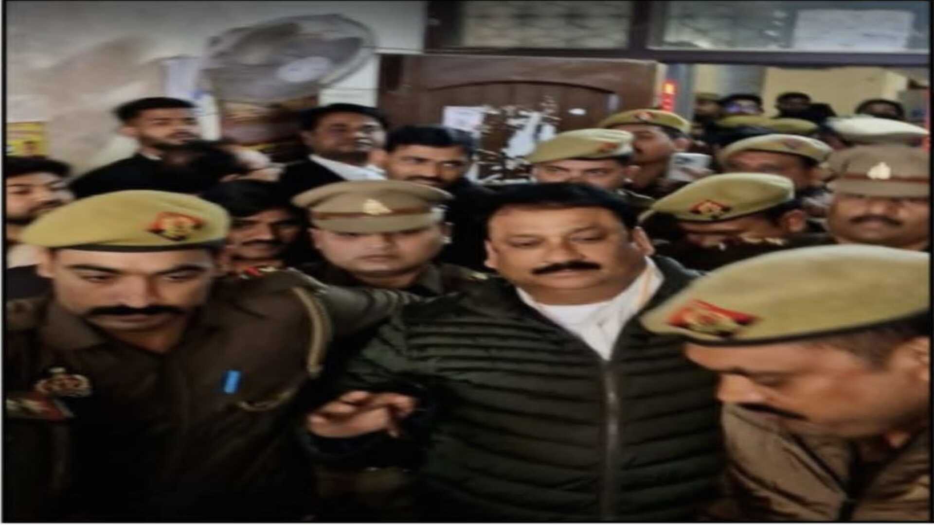 झांसी: पूर्व सपा विधायक दीप नारायण सिंह यादव के घर से डकैती के 15 हजार रुपये बरामद, 2 हजार की तलाश जारी