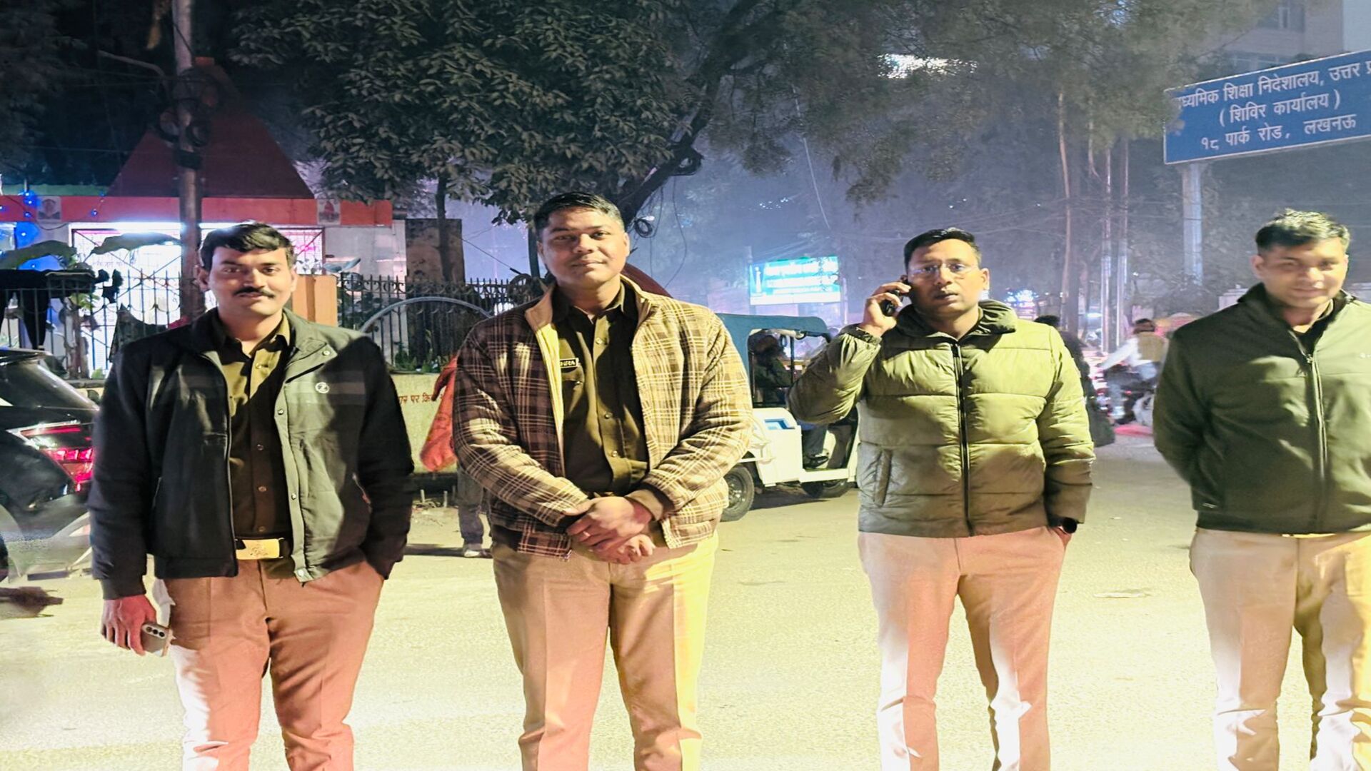 हज़रतगंज के पार्क रोड चौकी क्षेत्र में पुलिस का सघन गश्त अभियान, चौकी प्रभारी मनोज  कुमार मिश्रा ने टीम संग किया निरीक्षण