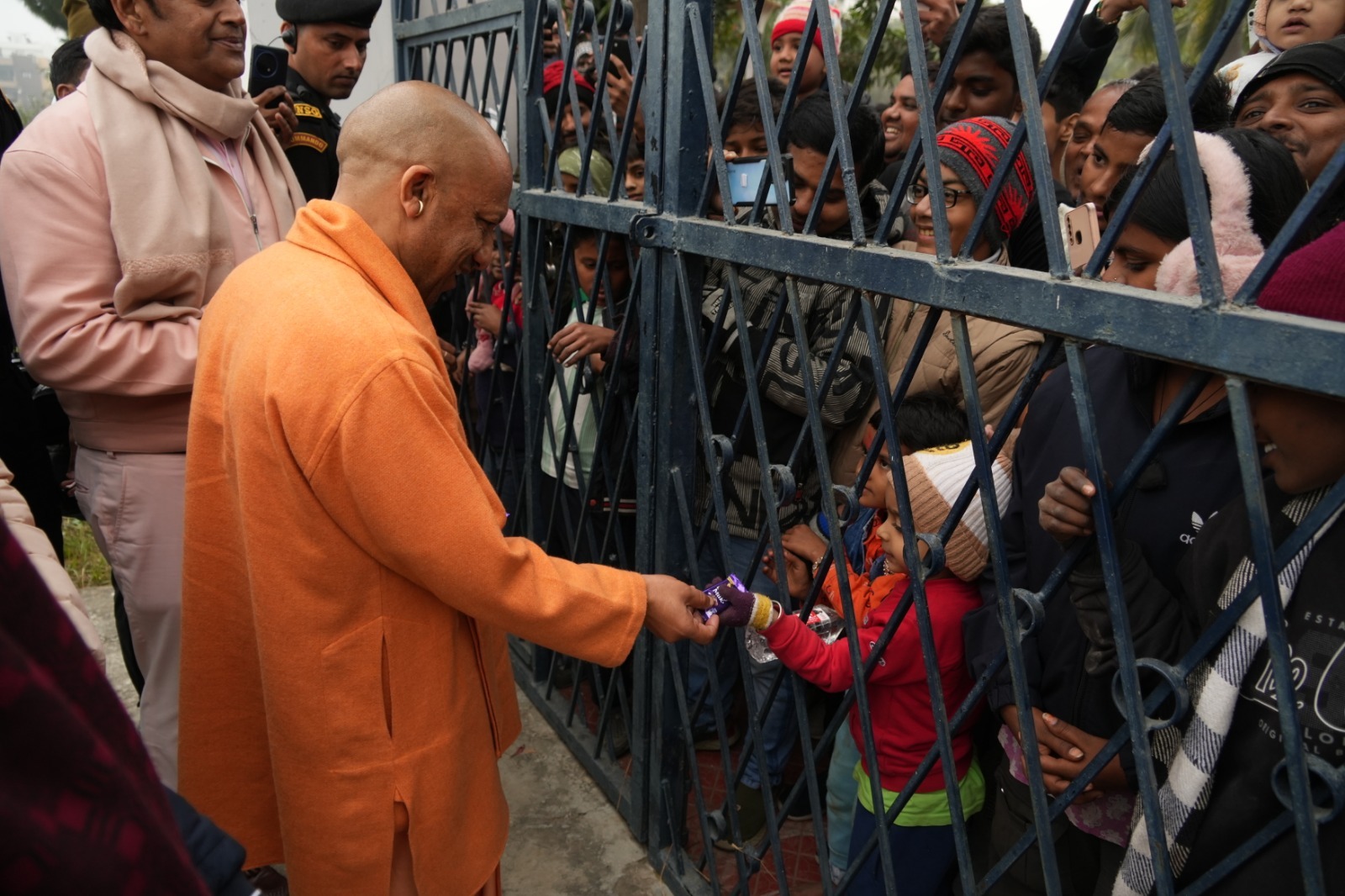 सीएम योगी से स्नेहाशीष और चॉकलेट पाकर खिल उठे चेहरे, आंबेडकर पार्क में बच्चों के साथ बिताए आत्मीय पल  सब-टाइटल: